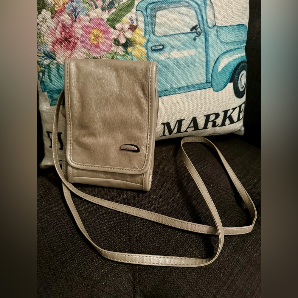 Travelon leather crossbody EUC